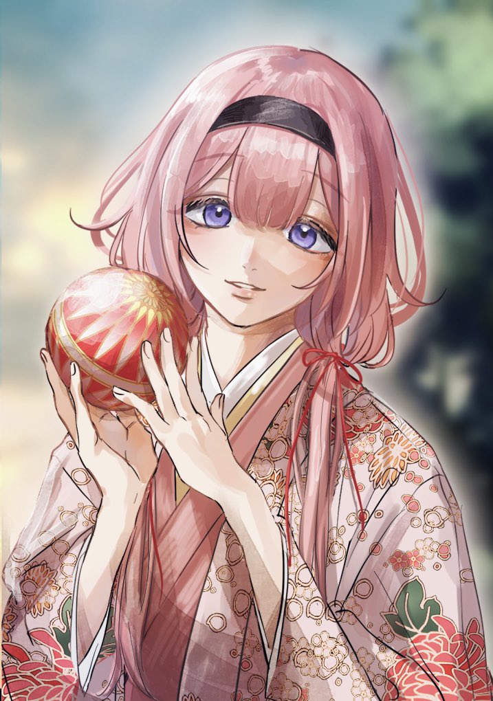 1girl alternate_costume ball black_hairband blurry blurry_background blush double-parted_bangs eyelashes floral_print gotsu_(rkzn6565) hair_over_shoulder hairband hands_up haori hashtag-only_commentary head_tilt holding holding_ball japanese_clothes kimono light_smile lips long_hair looking_at_viewer low_twintails nijisanji outdoors parted_lips pink_hair pink_haori pink_kimono print_haori purple_eyes solo suo_sango twintails upper_body virtual_youtuber