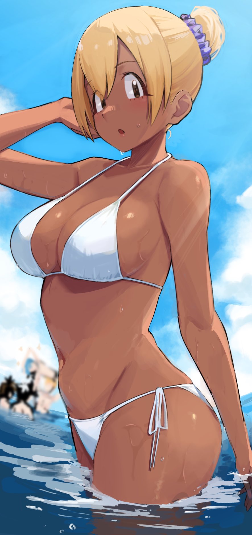 1girl 3others arm_behind_head ayatak0517 bare_shoulders bikini blonde_hair blush breasts brown_hair cleavage collarbone dark-skinned_female dark_skin day groin gyaru hair_between_eyes hair_bun hair_ornament hair_scrunchie halterneck highres komi-san_wa_komyushou_desu looking_at_viewer manbagi_rumiko medium_breasts multiple_others navel ocean outdoors partially_submerged purple_scrunchie scrunchie short_hair side-tie_bikini_bottom sky solo_focus standing string_bikini swimsuit thighs white_bikini