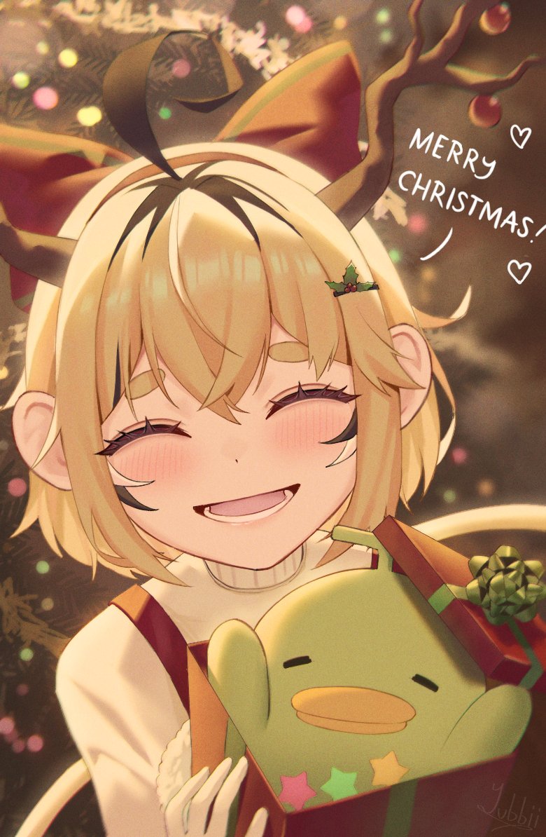 1girl ahoge antlers black_hair blonde_hair box christmas christmas_present christmas_tree closed_eyes commentary crossed_bangs dooby_(vtuber) dot_nose english_text facing_viewer fake_antlers gift gift_wrapping gloves hair_between_eyes hair_ornament heart holding holding_box holding_gift horns indie_virtual_youtuber jerboa_tail kippu_(dooby) leaf_hair_ornament light_blush lower_teeth_only merry_christmas multicolored_hair open_mouth overalls red_overalls reindeer_antlers short_eyebrows short_hair signature smile solo star_(symbol) streaked_hair sweater symbol-only_commentary tail teeth tinsel turtleneck turtleneck_sweater upper_body virtual_youtuber white_gloves white_hair yellow_sweater yubbiidraw