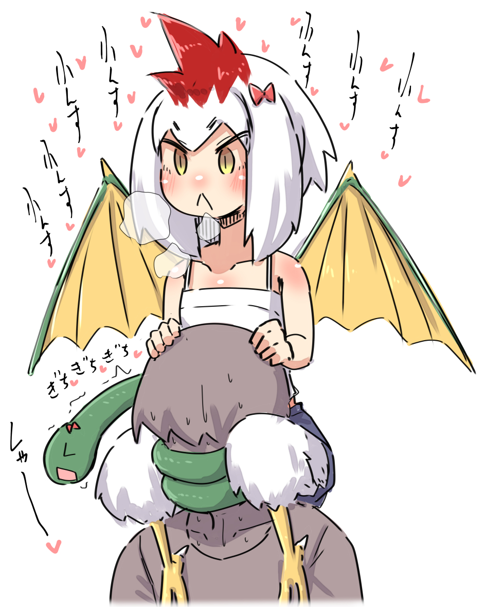 &gt;_&lt; :&lt; bird_legs blush bow carrying chibi cockatrice collarbone commentary_request covered_face dragon_wings hair_bow hands_on_another&#039;s_head heart heavy_breathing interspecies legs_on_another&#039;s_shoulders monster_girl original rooster_comb shirt shoulder_carry shouting slit_pupils snake_head_tail sound_effects sound_effects_only sweat t-shirt tail tail_wrap tank_top translation_request u-non_(annon&#039;an) white_background white_hair wings yellow_eyes