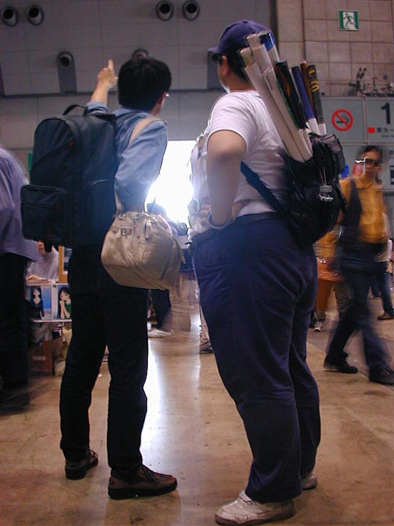 back backpack bag comic_party cosplay cosplay_photo gate juuouji_tsuruhiko otaku ouzouin_hetamaru photo_(medium) pointing reference_photo sumashi_(cosplayer)