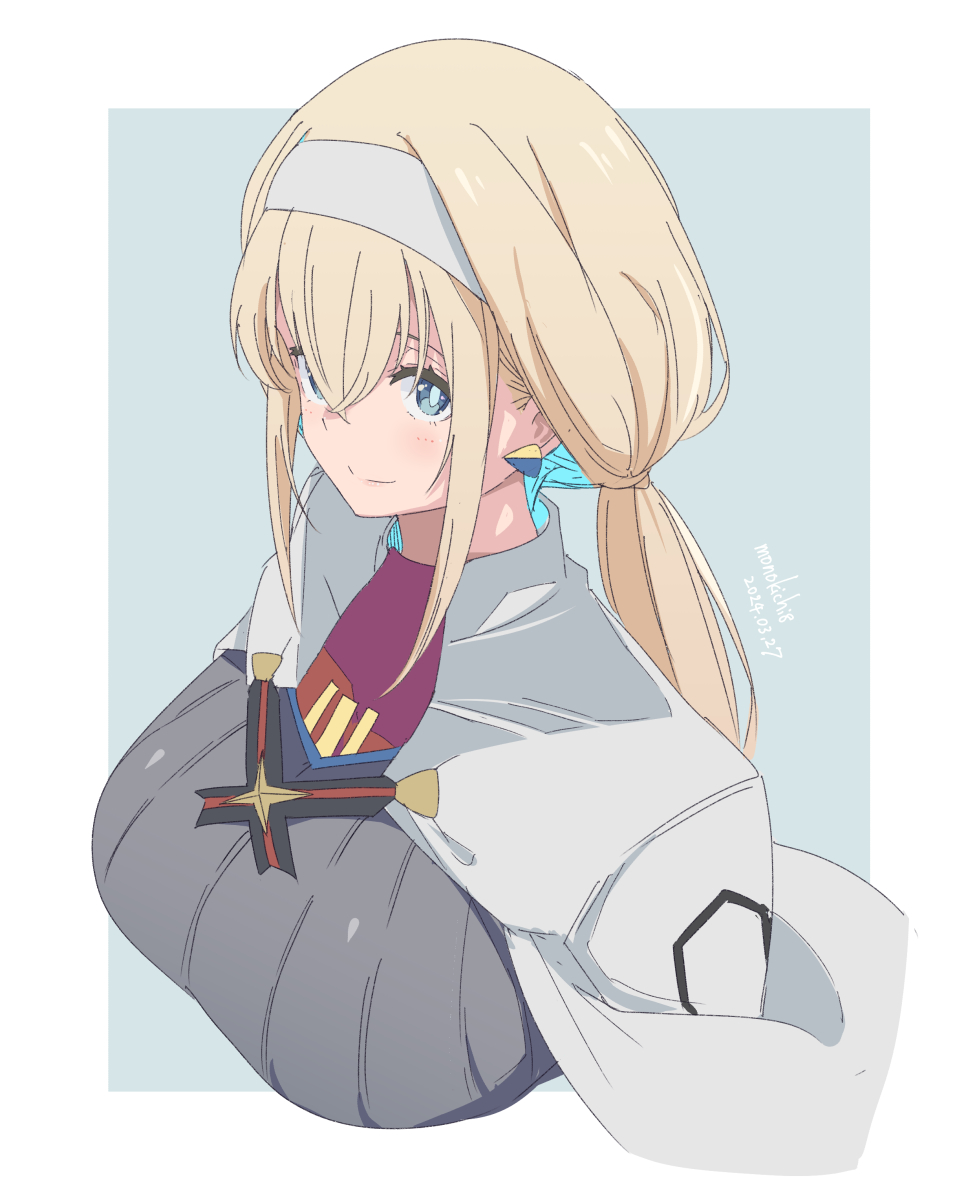 1girl artist_name blonde_hair blue_eyes breasts cape closed_mouth dated grey_background grey_hairband hairband highres kichihachi large_breasts light_smile long_hair mitsuba_greyvalley smile solo super_robot_wars super_robot_wars_30 two-tone_background upper_body white_background white_cape