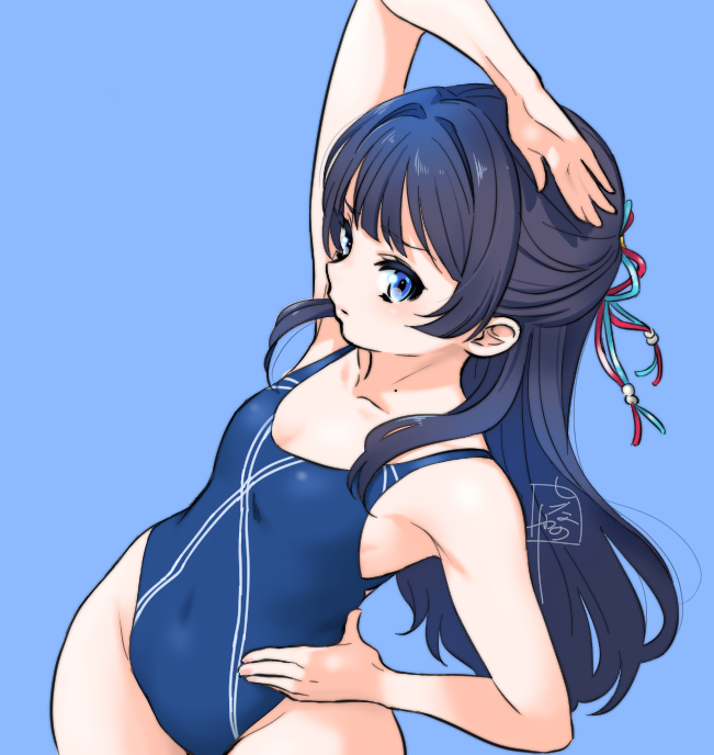 1girl arm_up blue_background blue_eyes blue_hair blue_one-piece_swimsuit blue_ribbon breasts cleavage closed_mouth collarbone commentary_request competition_swimsuit cowboy_shot hair_intakes hair_ribbon half_updo hand_on_own_hip link!_like!_love_live! long_hair love_live! murano_sayaka murano_sayaka_(swimsuit) one-piece_swimsuit red_ribbon ribbon shinanoya_(satanicad) signature simple_background small_breasts solo stretching swimsuit virtual_youtuber