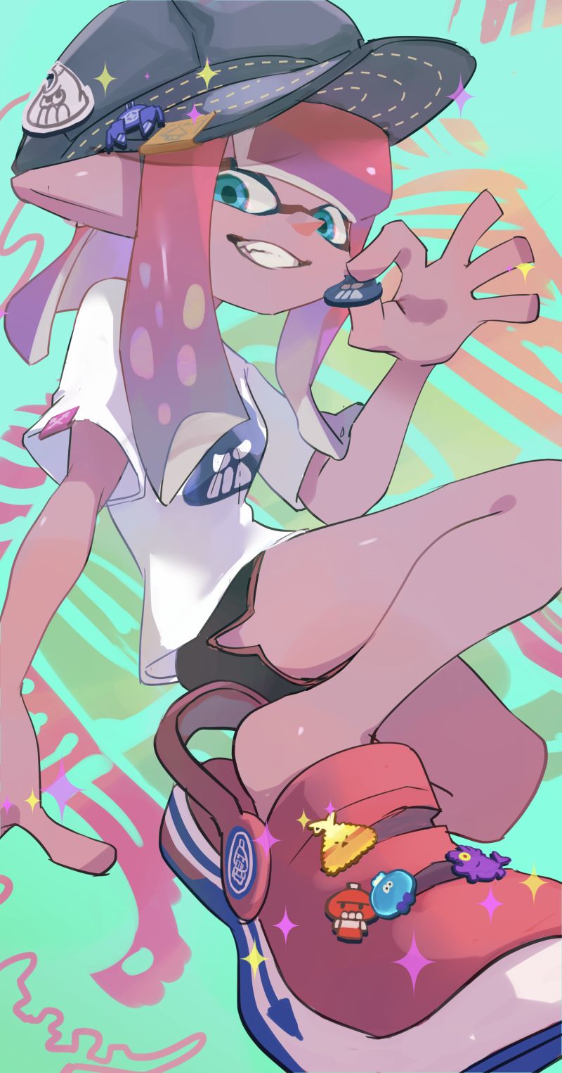 1girl black_shorts blue_eyes blue_hat newsboy_cap chum_(splatoon) crab_tank_(splatoon) crocs dark-skinned_female dark_skin fang fred_crumbs grin hand_up hat highres inkling inkling_girl inkling_player_character jelonzo_(splatoon) koike3582 long_hair nintendo pink_hair pointy_ears shirt short_sleeves shorts side_slit side_slit_shorts smile solo splatoon_(series) t-shirt teeth tentacle_hair white_shirt
