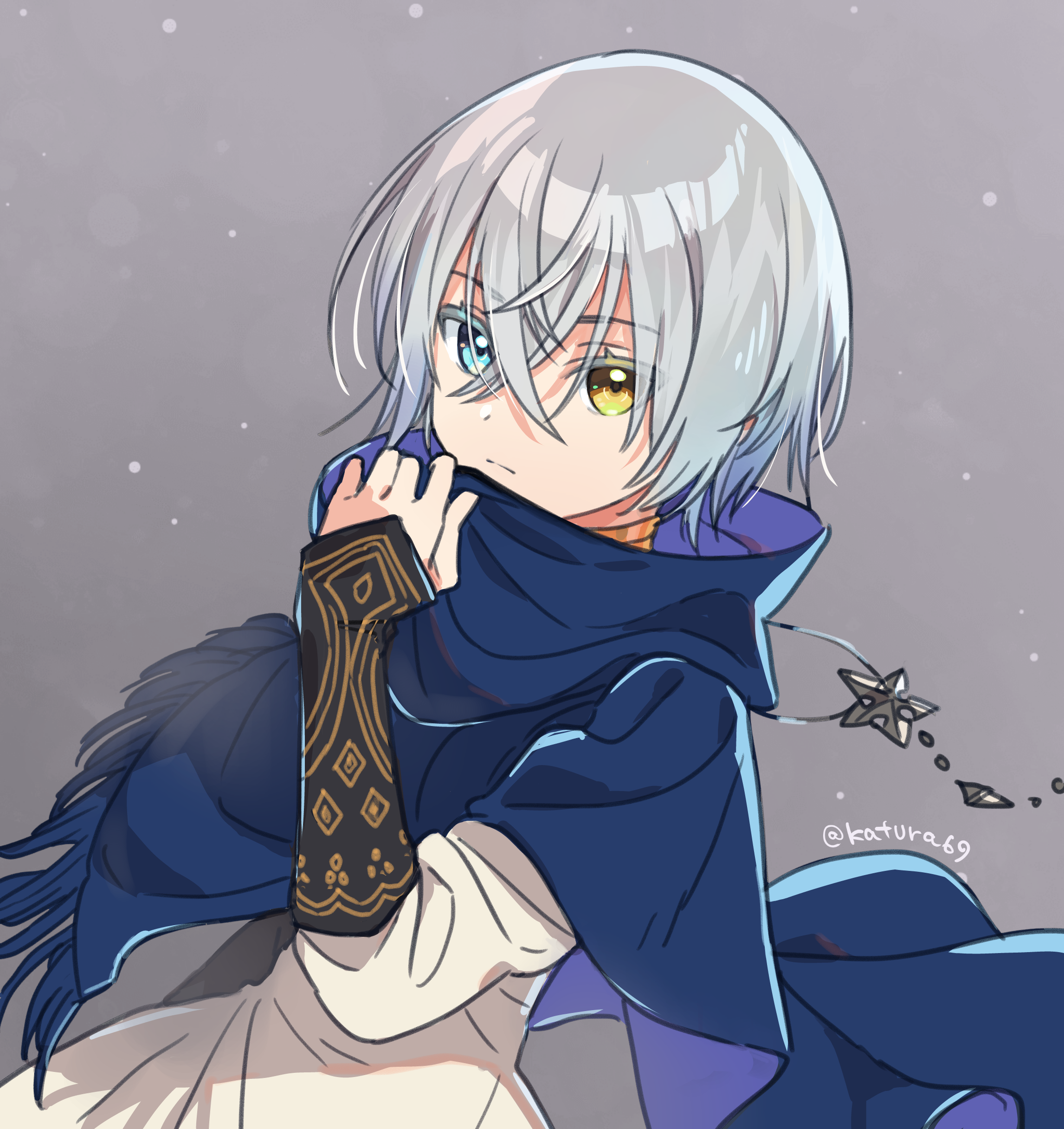 1girl absurdres blue_eyes cloak closed_mouth crossed_bangs expressionless gloves grey_background hair_between_eyes heterochromia highres jewelry katsura_ichiho long_sleeves looking_at_viewer nazamil_(tales) necklace short_hair sidelocks simple_background solo tales_of_(series) tales_of_arise upper_body white_hair yellow_eyes