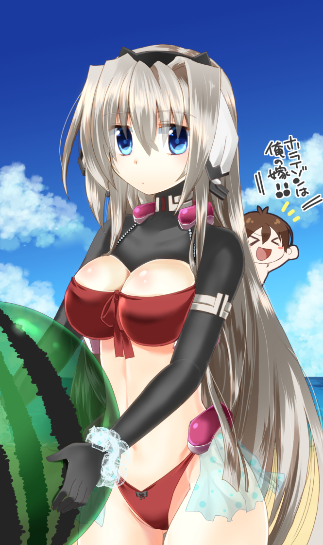 &gt;_&lt; 1boy 1girl aoi_toori ball beach beachball bikini blue_eyes blue_sky breasts brown_hair chibi chibi_inset cleavage closed_mouth cloud commentary_request cowboy_shot day hair_intakes headphones holding holding_ball horizon horizon_ariadust kanagi_tsumugi kyoukaisenjou_no_horizon large_breasts long_hair looking_at_viewer ocean open_mouth outdoors red_bikini short_hair shrug_(clothing) silver_hair sky swimsuit translation_request water