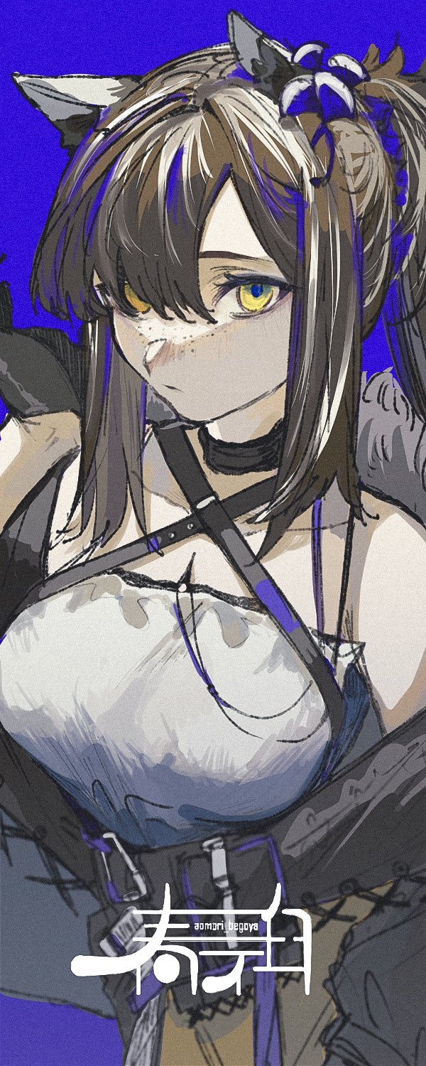 1girl animal_ears arknights black_hair blue_background breasts cleavage closed_mouth commentary flower freckles hair_between_eyes hair_flower hair_ornament hair_over_one_eye harukan_tiusu highres large_breasts looking_at_viewer multicolored_hair raccoon_ears raccoon_girl robin_(arknights) robin_(gift_of_wild)_(arknights) simple_background solo upper_body white_hair yellow_eyes