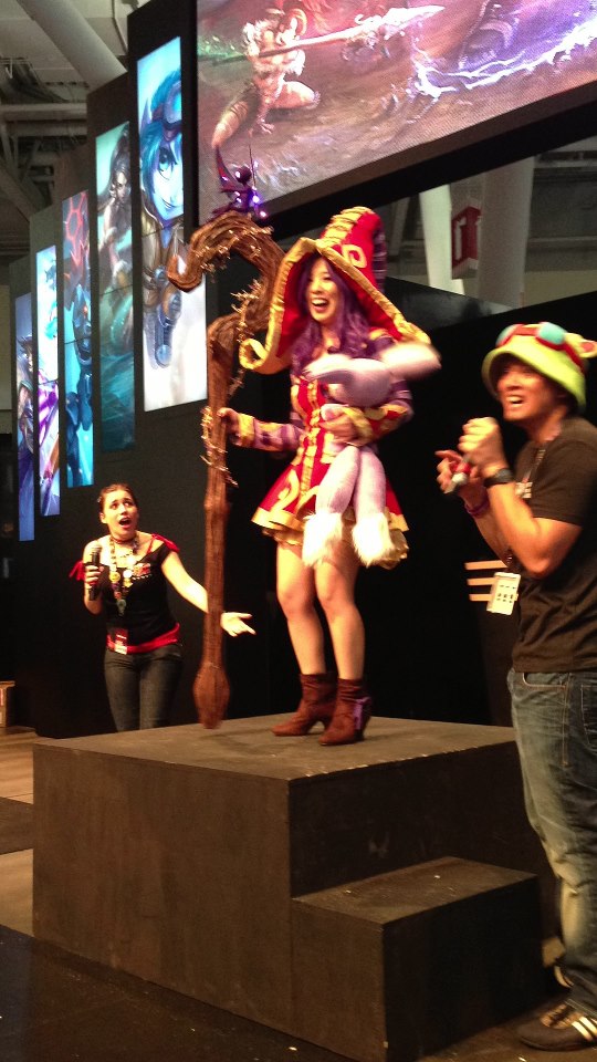 1girl asian cosplay faye_mata hat league_of_legends lulu_(league_of_legends) lulu_(league_of_legends)_(cosplay) photo_(medium) purple_hair staff