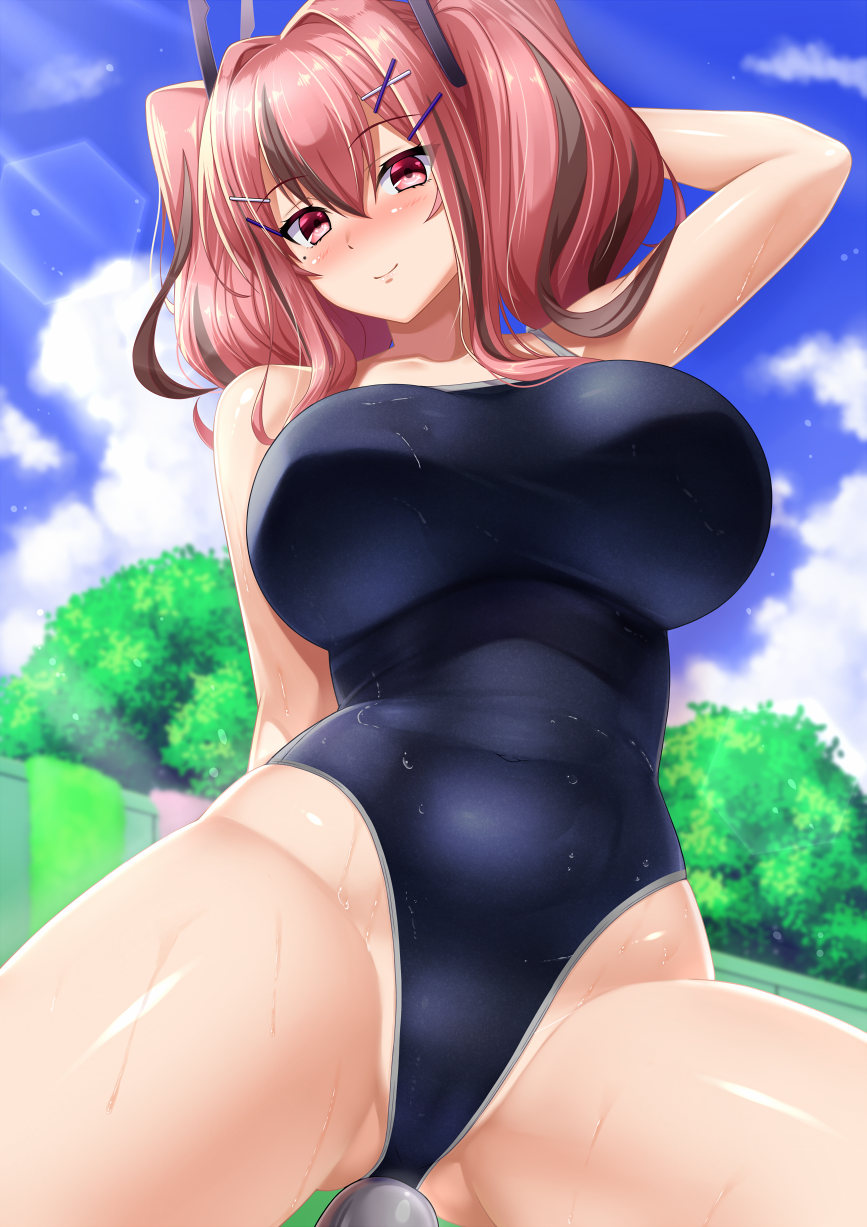 1girl arm_behind_head azur_lane blue_sky blush breasts bremerton_(azur_lane) collarbone covered_navel day grey_hair hair_ornament hairclip highres large_breasts looking_at_viewer multicolored_hair one-piece_swimsuit outdoors pink_eyes pink_hair school_swimsuit shibata_rai sidelocks sky smile solo swimsuit twintails two-tone_hair wet