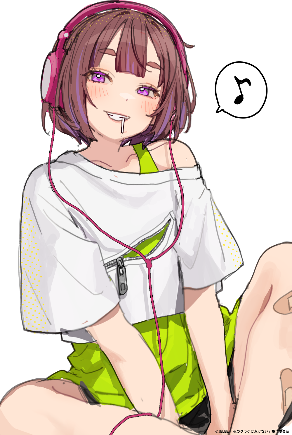 1girl black_shorts blush bob_cut brown_hair candy clenched_teeth collarbone commentary_request copyright_notice food food_in_mouth green_tank_top hamunezuko_(nezukonezu32) headphones highres lollipop looking_at_viewer multicolored_hair musical_note open_mouth original purple_eyes purple_hair short_hair short_sleeves shorts simple_background single_off_shoulder sitting solo speech_bubble spoken_musical_note streaked_hair tank_top teeth umituki_yoru white_background