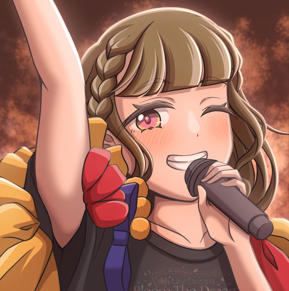1girl 4th_live_dream_~bloom_the_dream_believers~ ;d arm_up black_shirt blunt_bangs blush braid brown_hair center-flap_bangs clothes_writing collarbone commentary_request ganbarai grin haji_wa_jinsei_no_kakisute holding holding_microphone kachimachi_kosuzu link!_like!_love_live! long_hair looking_at_viewer love_live! microphone one_eye_closed open_mouth pink_eyes shirt short_sleeves side_braids smile solo straight_hair t-shirt virtual_youtuber