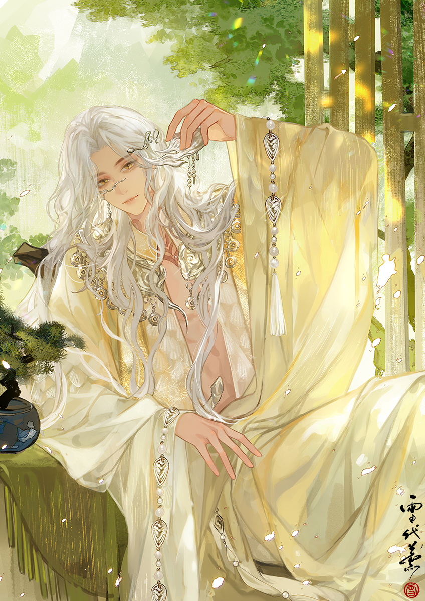 1boy bonsai chair chinese_clothes closed_mouth curtained_hair day earrings elbow_rest feet_out_of_frame gem hair_ornament hand_up hanfu highres holding jewelry lips long_hair long_sleeves looking_at_viewer male_focus neck_tattoo necklace parted_bangs pearl_(gemstone) plant plunging_neckline potted_plant robe seal_impression silver_necklace single_earring sitting smile solo table tassel tattoo tree wavy_hair white_hair wide_sleeves xuedaixun yellow_eyes yellow_robe yi_meng_jianghu