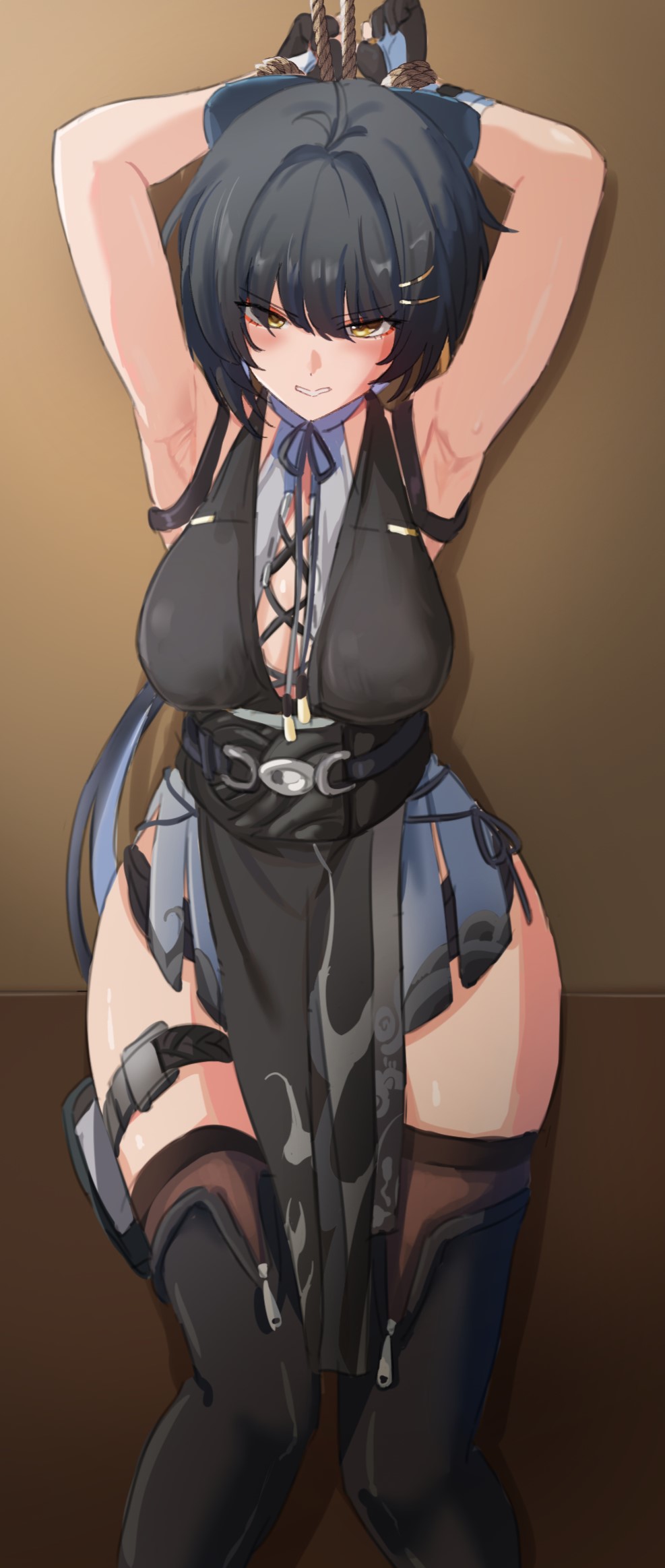 1girl angry armpit_crease armpits bare_shoulders black_gloves black_hair bound bound_wrists breasts clenched_teeth colored_inner_hair cross-laced_clothes cross-laced_top earrings eyeliner eyeshadow female_rover_(wuthering_waves) gloves grey_hair hair_ornament hairclip highres jewelry long_hair looking_at_viewer low_ponytail makeup medium_breasts multicolored_hair ponytail red_eyeliner restrained rope rover_(wuthering_waves) ry_(mmm_st_bbb2) sleeveless sweat teeth triangle_earrings two-tone_hair wuthering_waves yellow_eyes