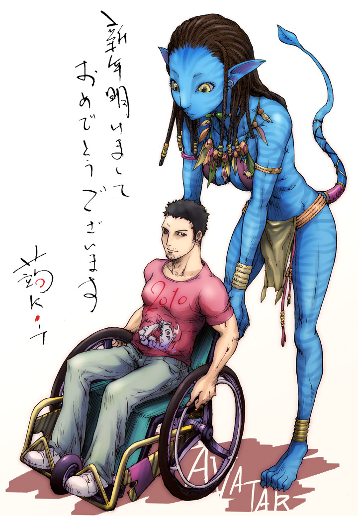 10s 1990s_(style) 1boy 1girl 2010 alita animification avatar_(2009_film) battle_angel_alita blue_skin braid clothes_writing colored_skin height_difference jake_sully james_cameron&#039;s_avatar james_cameron&#039;s_avatar kon-kit na&#039;vi new_year neytiri pointy_ears retro_artstyle shirt size_difference t-shirt tail translation_request wheelchair