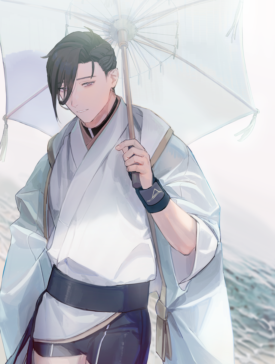 1boy alternate_costume black_hair black_sash blue_jacket bodysuit cowboy_shot day diving_suit fate/grand_order fate_(series) hair_over_one_eye hair_pulled_back haori highres holding holding_umbrella jacket japanese_clothes kibadori_rue kimono looking_at_viewer male_focus male_swimwear ocean oil-paper_umbrella outdoors parted_lips purple_eyes sash short_hair short_kimono smile solo standing sunlight tassel umbrella wetsuit white_kimono wristband yamanami_keisuke_(fate) yukata