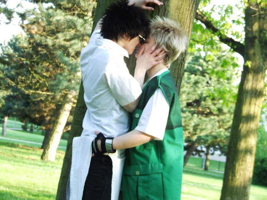 amano_ginji black_hair blonde_hair cosplay couple getbackers glasses hug kiss male_focus midou_ban pants photo_(medium) short_hair sunglasses tree yaoi