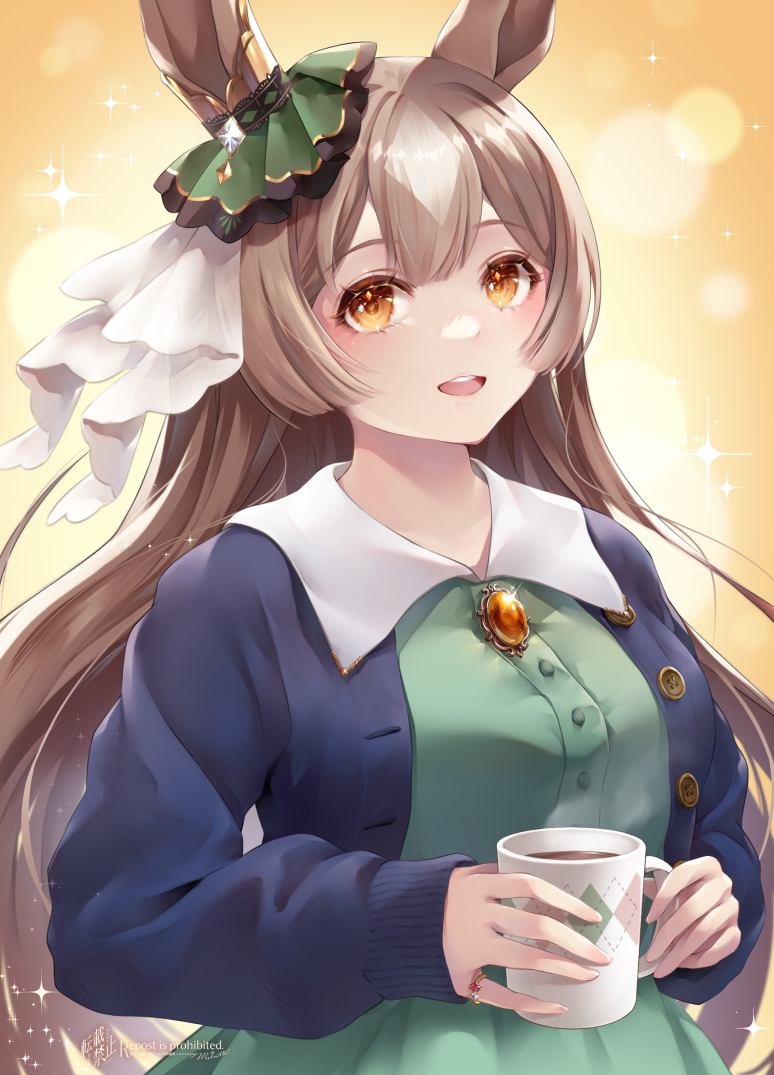 1girl adapted_costume animal_ears blue_cardigan blurry blush bokeh breasts brown_eyes brown_hair buttons cardigan casual coffee_mug commentary_request cup depth_of_field double-parted_bangs dress ear_ornament green_dress green_veil hair_between_eyes holding holding_cup horse_ears jewelry large_breasts long_hair long_sleeves looking_at_viewer meimette mug multicolored_hair open_mouth ring satono_diamond_(umamusume) smile solo streaked_hair umamusume upper_body veil very_long_hair white_veil yellow_background
