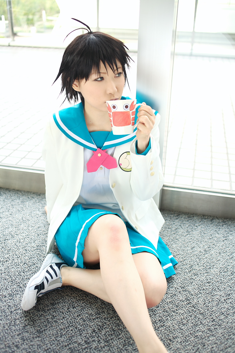 1girl ahoge asian blue_eyes chippi coffee_mug color_contacts cosplay cup female_focus highres idolmaster idolmaster_xenoglossia indoors kikuchi_makoto kikuchi_makoto_(cosplay) mug photo_(medium) school_uniform serafuku short_hair solo