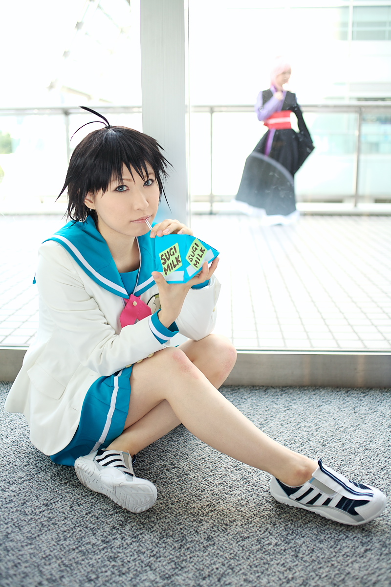 2girls ahoge asian blue_eyes chippi color_contacts cosplay highres idolmaster idolmaster_xenoglossia indoors kikuchi_makoto kikuchi_makoto_(cosplay) looking_at_viewer milk_carton multiple_girls photo_(medium) school_uniform serafuku short_hair solo_focus