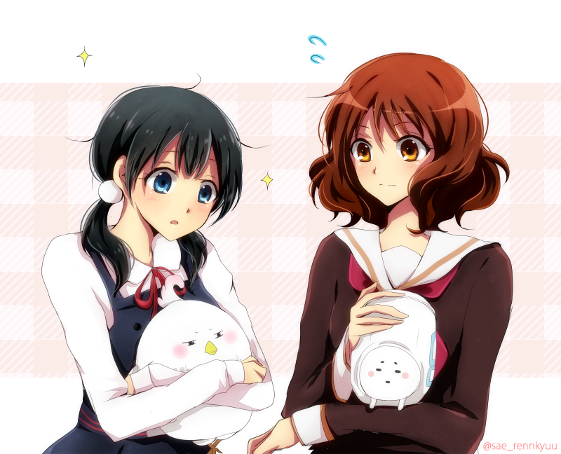 10s 2girls bird black_hair blue_eyes brown_eyes brown_hair company_connection crossover dera_mochimazzui flying_sweatdrops hair_ornament hibike!_euphonium kitashirakawa_tamako kyoto_animation long_hair low_twintails multiple_girls neckerchief oumae_kumiko red_neckerchief sae_(renkyuuake) school_uniform short_hair sparkle stuffed_toy tamako_market tuba-kun twintails twitter_username