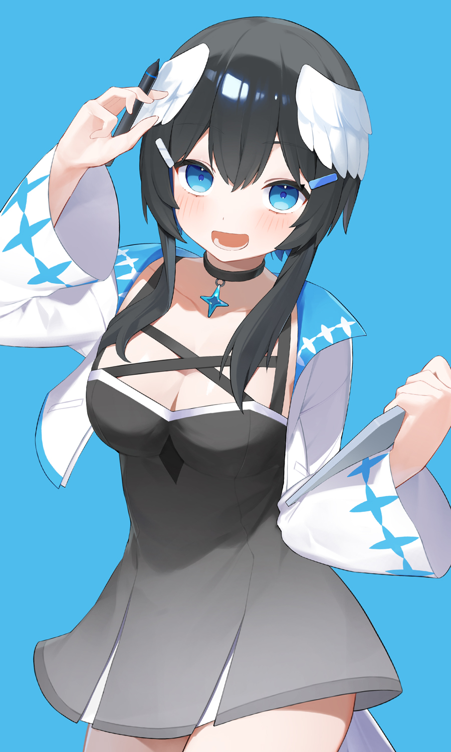 1girl :d akuto_(akuto_desu) arm_up black_choker black_dress black_hair blue_background blue_eyes blue_hair breasts choker cleavage collarbone commentary_request cropped_jacket dress feathered_wings hair_between_eyes hair_ornament hairclip head_wings highres holding indie_virtual_youtuber jacket kurata_rine_(vtuber) long_hair long_sleeves medium_breasts multicolored_hair open_clothes open_jacket open_mouth pleated_dress second-party_source smile solo two-tone_hair virtual_youtuber white_jacket white_wings wide_sleeves wings