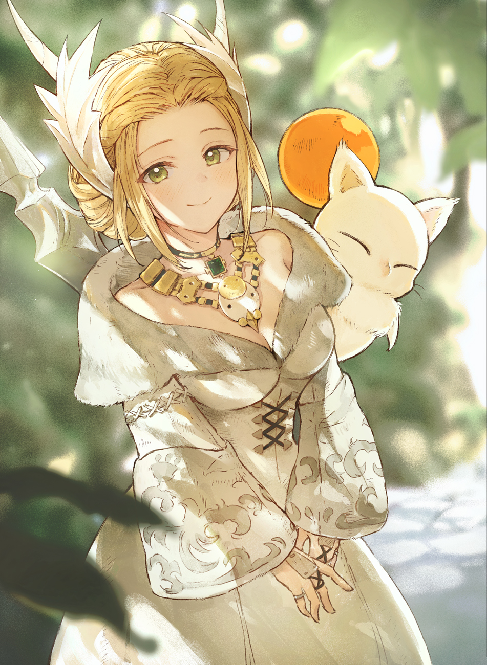 1girl blonde_hair blurry blurry_background breasts cleavage collarbone cowboy_shot day final_fantasy final_fantasy_xiv fur-trimmed_robe fur_trim green_eyes half_updo highres horns jewelry kan-e-senna long_sleeves looking_at_viewer medium_breasts moogle mugi_kosuta necklace off_shoulder outdoors own_hands_together padjal ring robe short_hair smile solo staff standing sunlight v_arms weapon weapon_on_back white_robe wide_sleeves