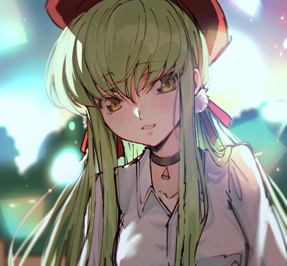 1girl blurry blurry_background blush c.c. code_geass collarbone creayus food green_hair long_bangs long_hair looking_at_viewer open_mouth pizza red_headwear shirt smile solo white_shirt yellow_eyes