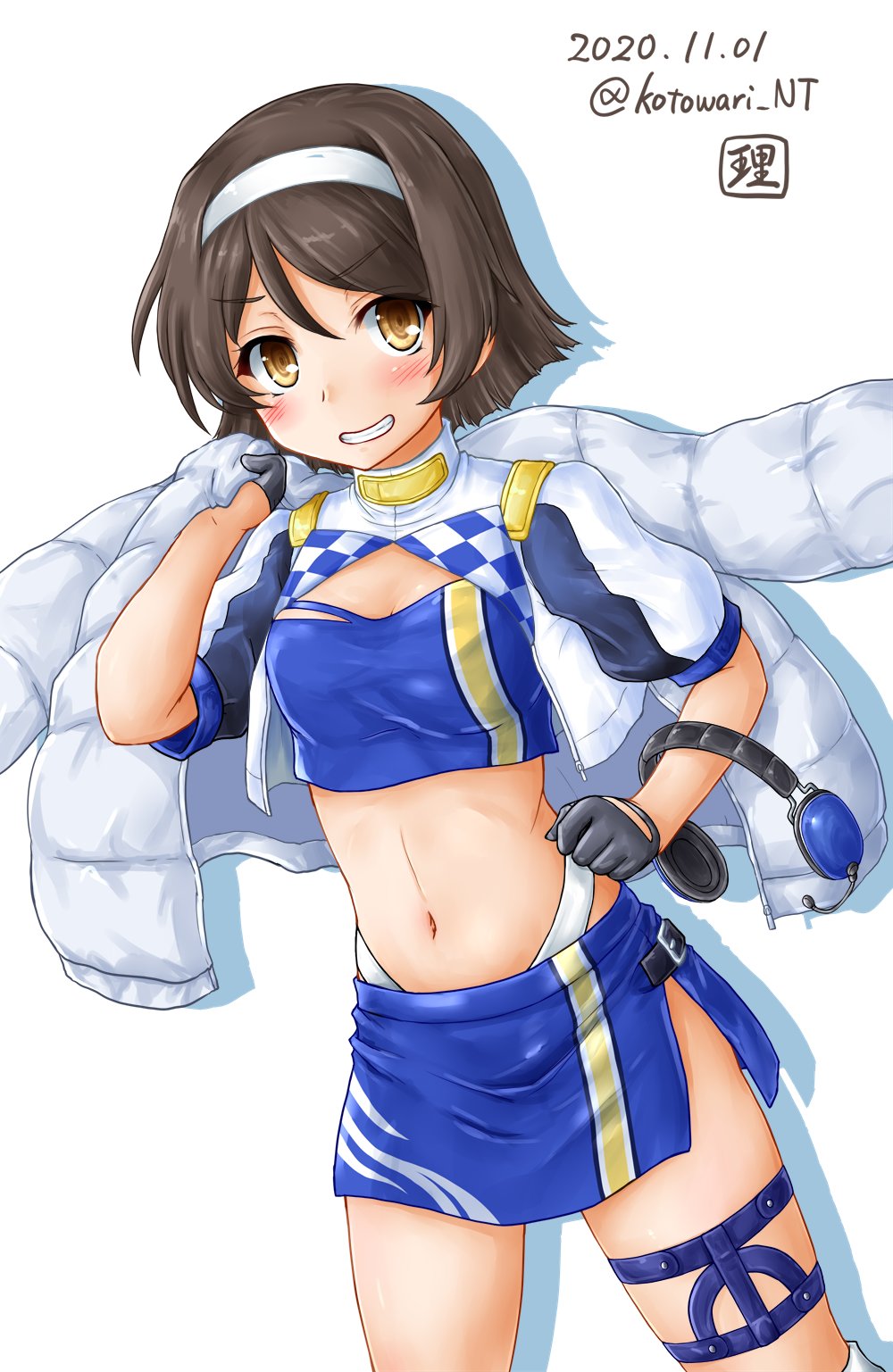 1girl artist_logo bandeau black_gloves black_hair blue_bandeau blue_skirt commentary_request cosplay cowboy_shot crop_top dated gloves gotland_(2020_race_queen)_(kancolle) gotland_(kancolle) gotland_(kancolle)_(cosplay) grin hairband half_gloves headphones headphones_removed headset_removed highres jacket jacket_on_shoulders kantai_collection kotowari_(newtype_kenkyuujo) logo looking_at_viewer miniskirt one-hour_drawing_challenge race_queen short_hair shrug_(clothing) simple_background skirt smile solo tanikaze_(kancolle) twitter_username white_background white_hairband white_jacket yellow_eyes