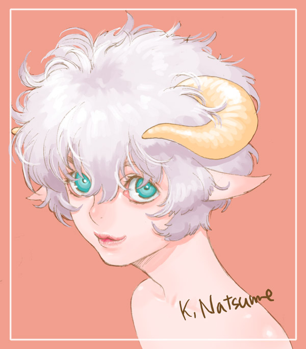 1girl bare_shoulders commentary_request curled_horns green_eyes horns light_smile looking_at_viewer original pointy_ears sheep_horns short_hair solo sonomoto_shinzou_(natsume_kyouji) upper_body white_hair