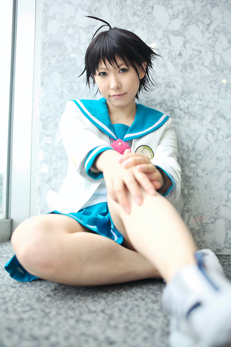 1girl ahoge asian blue_eyes chippi color_contacts cosplay feet female_focus highres idolmaster idolmaster_xenoglossia indoors kikuchi_makoto kikuchi_makoto_(cosplay) looking_at_viewer photo_(medium) school_uniform serafuku short_hair solo