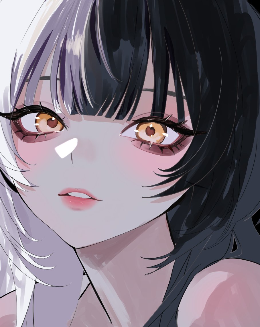 1girl akamiya_mumu black_hair commentary english_commentary grey_hair hololive hololive_english long_hair looking_at_viewer multicolored_hair parted_lips shiori_novella solo split-color_hair two-tone_hair virtual_youtuber yellow_eyes