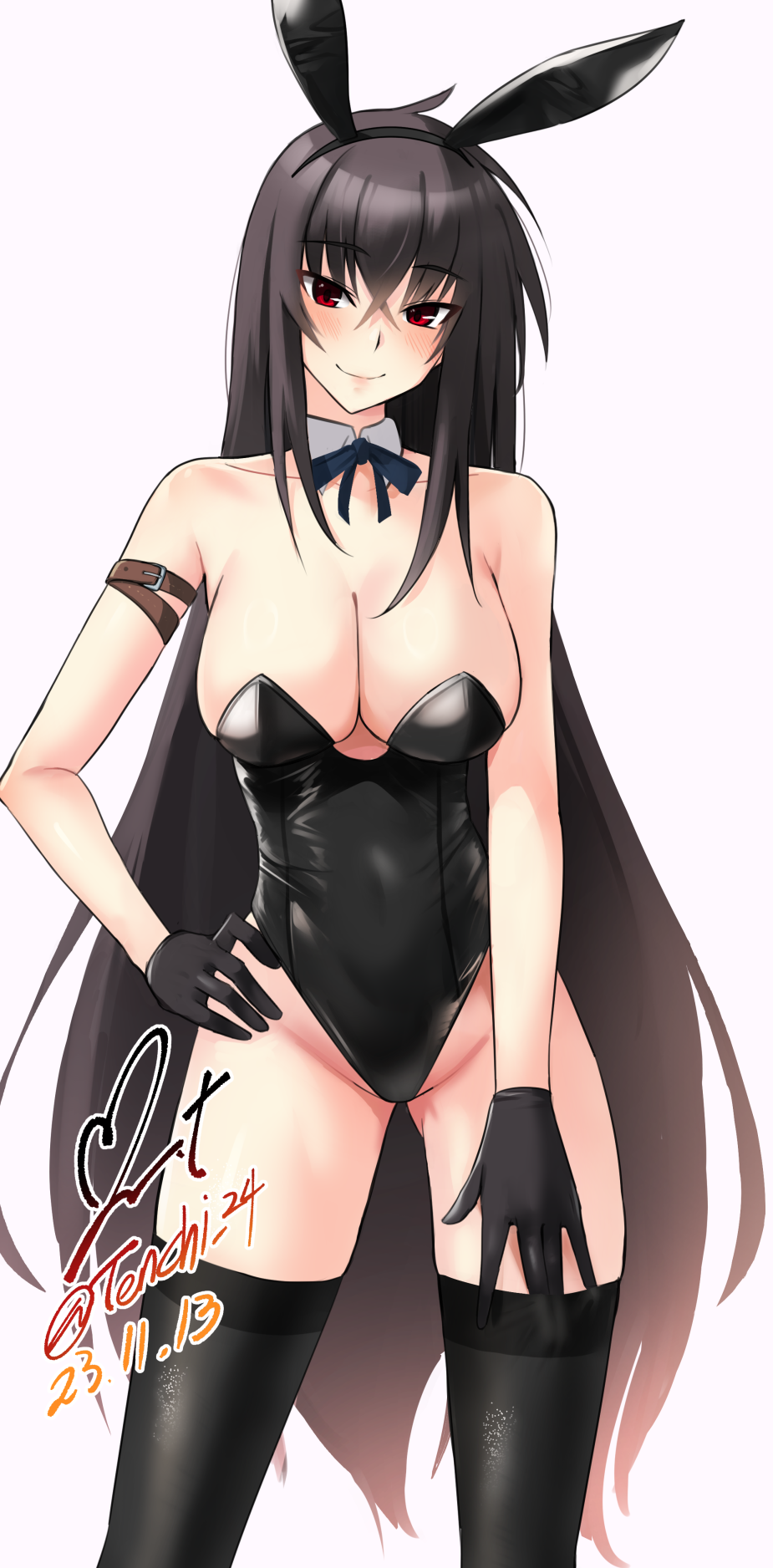 1girl animal_ears arm_strap bare_shoulders black_hair black_hairband black_leotard black_sleeves black_thighhighs blue_ribbon blush breasts cleavage closed_mouth commentary_request crossed_bangs dated detached_collar fake_animal_ears hair_between_eyes hairband hand_on_own_hip highres kawakami_momoyo large_breasts leotard long_hair looking_at_viewer maji_de_watashi_ni_koi_shinasai! neck_ribbon playboy_bunny rabbit_ears red_eyes ribbon signature simple_background smile solo standing strapless strapless_leotard thighhighs very_long_hair white_background yoo_tenchi