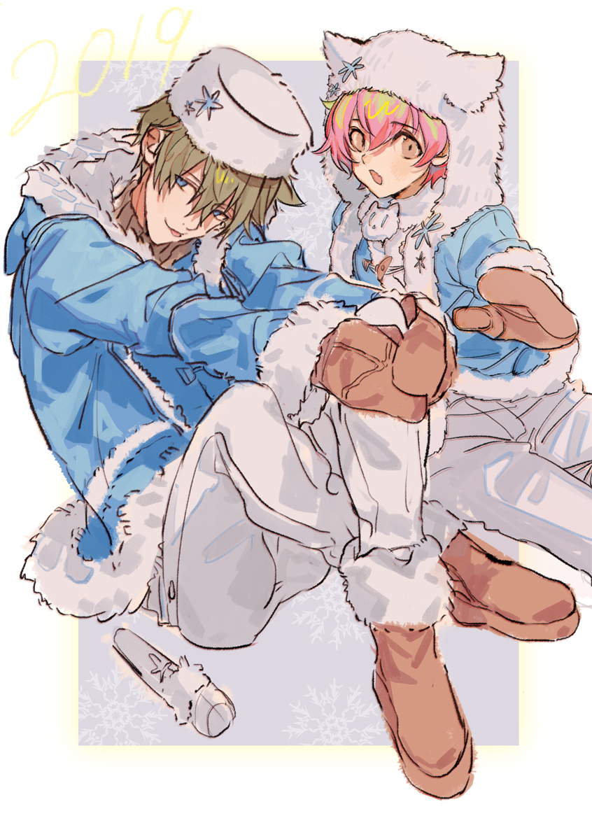 2boys belt blonde_hair blue_jacket blush boots border character_request commentary_request cowboy_shot fang feet_out_of_frame full_body fur-trimmed_collar fur-trimmed_jacket fur_hat fur_trim hair_between_eyes hat hood hood_down hood_up hooded_jacket idolmaster idolmaster_side-m jacket kashiwagi_tsubasa knees_up looking_at_viewer male_focus microphone mittens multiple_boys nana_tetra open_mouth orange_boots orange_eyes orange_mittens own_hands_together pants pink_hair purple_background reaching reaching_towards_viewer short_hair sitting skin_fang snowflake_print snowflakes tongue tongue_out white_border white_hat white_pants
