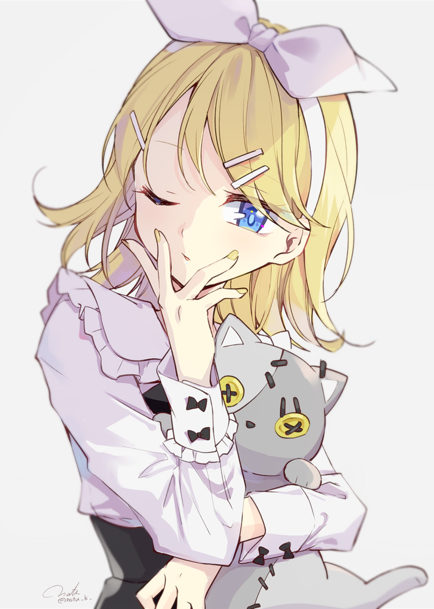 1girl blonde_hair blue_eyes bow_hairband collared_shirt frilled_shirt_collar frills hair_ornament hairband hairclip hazuki_natsu high-waist_skirt highres kagamine_rin looking_at_viewer one_eye_closed shirt skirt solo stuffed_animal stuffed_cat stuffed_toy upper_body vocaloid