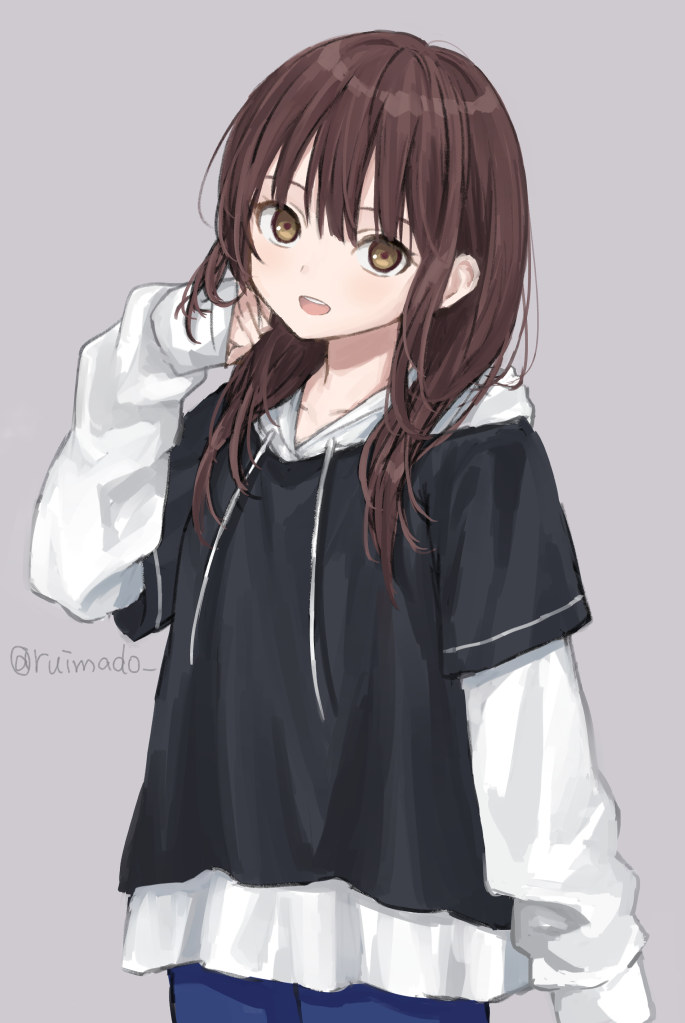 1girl black_shirt brown_hair commentary cowboy_shot drawstring grey_background hand_up hood hoodie layered_sleeves long_hair long_sleeves looking_at_viewer open_mouth original ruimado shirt short_over_long_sleeves short_sleeves simple_background smile solo teeth twitter_username upper_teeth_only white_hoodie yellow_eyes