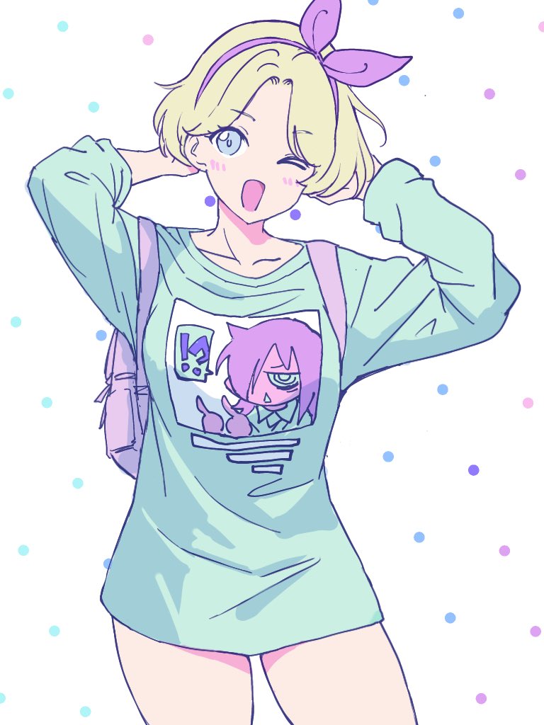 1girl ;d arms_behind_head backpack bag blonde_hair blue_eyes bow bow_hairband character_print collarbone commentary_request cowboy_shot green_shirt hairband hands_up kajino_(aosansai) kuroki_tomoko long_shirt long_sleeves looking_at_viewer narita_miho one_eye_closed open_mouth pink_bag polka_dot polka_dot_background print_shirt purple_bow purple_hairband shirt short_hair smile solo standing watashi_ga_motenai_no_wa_dou_kangaetemo_omaera_ga_warui! white_background