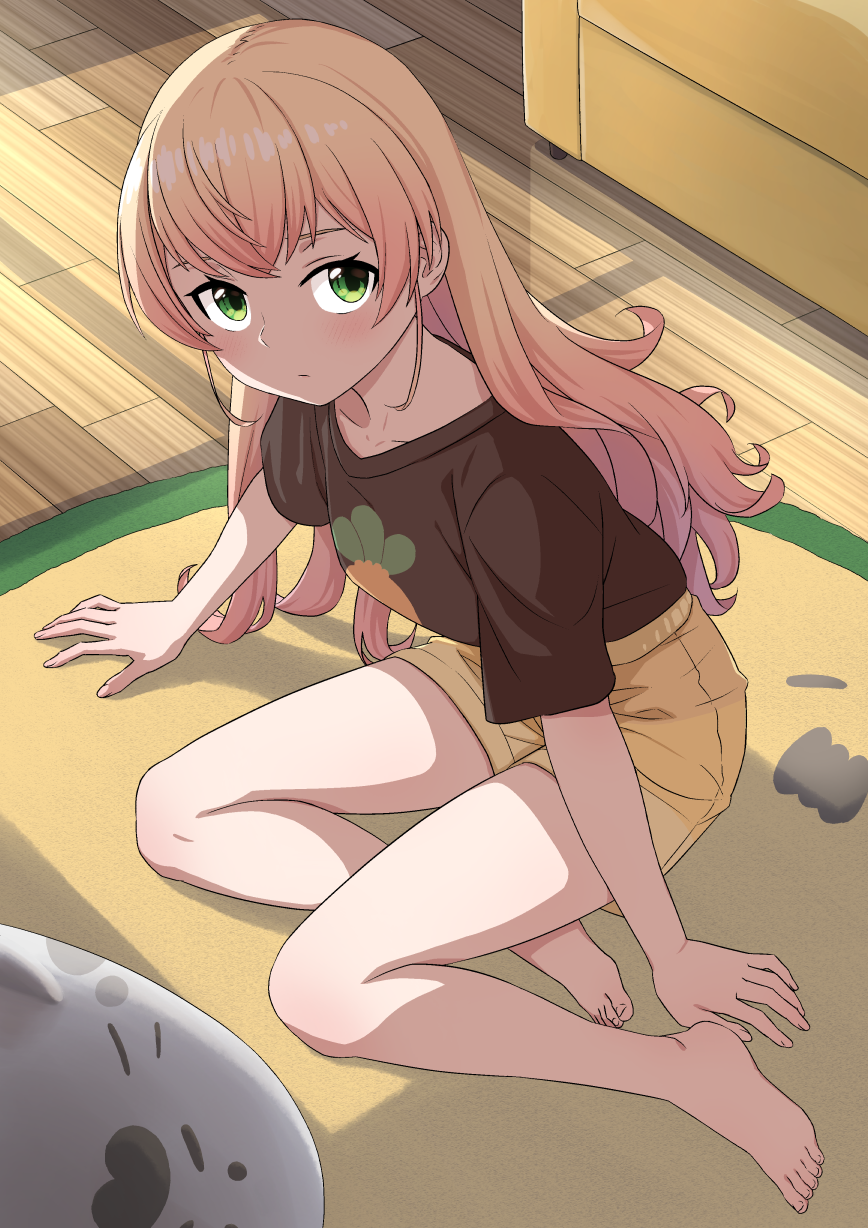1girl alternate_costume barefoot blonde_hair blush brown_shirt character_print closed_mouth collarbone crossed_bangs day feet from_above gradient_hair green_eyes hand_rest highres hololive indoors legs light_frown long_hair looking_at_viewer momosuzu_nene multicolored_hair nekko_(momosuzu_nene) official_alternate_costume official_alternate_hairstyle on_floor rainna rug shirt short_sleeves shorts sitting solo t-shirt toes virtual_youtuber window_shadow wooden_floor yellow_shorts yokozuwari