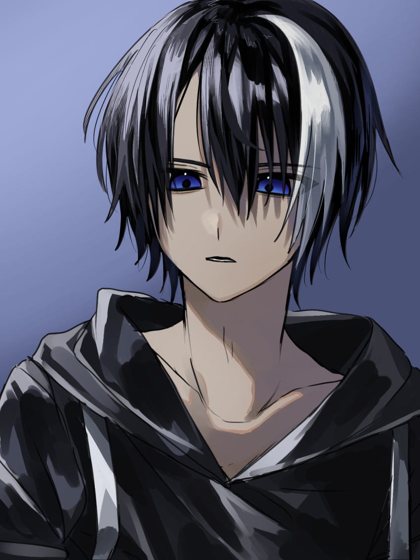 1boy black_hair blue_background blue_eyes highres licht_jekylland_todoroki male_focus multicolored_hair servamp short_hair two-tone_hair white_hair zarame3rui4