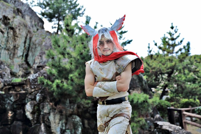 10s 1boy blunt_bangs cosplay crossover head_wings hokuto_no_ken japanese_crested_ibis_(kemono_friends) kemono_friends long_hair male_focus medium_hair multicolored_hair name_connection silver_hair simple_background smile solo toki_(hokuto_no_ken) two-tone_hair wings