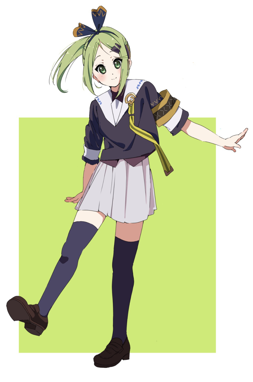 1girl 22/7 armband black_shirt black_thighhighs blush bow bow_hairband brown_shoes closed_mouth collar green_background green_eyes green_hair hair_bow hair_ornament hairband hairclip high_ponytail highres kiryu_touko loafers looking_at_viewer multicolored_bow outstretched_arms parted_bangs pleated_skirt ponytail shirt shoes skirt smile solo standing standing_on_one_leg tanpaku_(oqu_2) thighhighs two-tone_background two-tone_hairband white_collar white_skirt