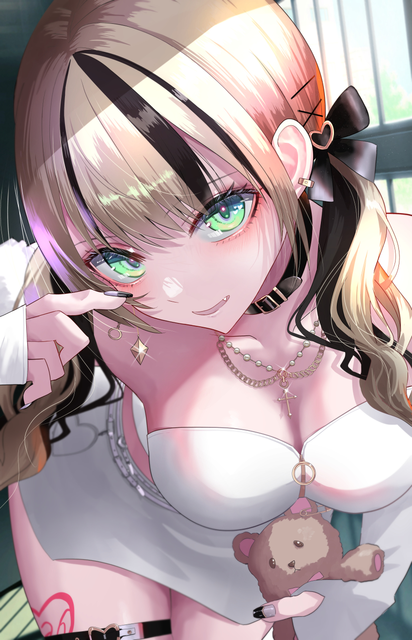 1girl absurdres black_bow black_choker black_hair black_nails blonde_hair blush bow breasts choker cleavage collarbone ear_piercing fang fingernails green_eyes grin highres holding holding_stuffed_toy jewelry kurumi_noah kurumi_noah_(7th_costume) large_breasts long_hair looking_at_viewer multicolored_hair multicolored_nails nail_polish necklace open_mouth piercing skirt smile solo strapless streaked_hair stuffed_animal stuffed_toy teddy_bear thighs tube_top two-tone_hair two-tone_nails virtual_youtuber vspo! white_nails white_skirt white_tube_top yusuke_(shiota)