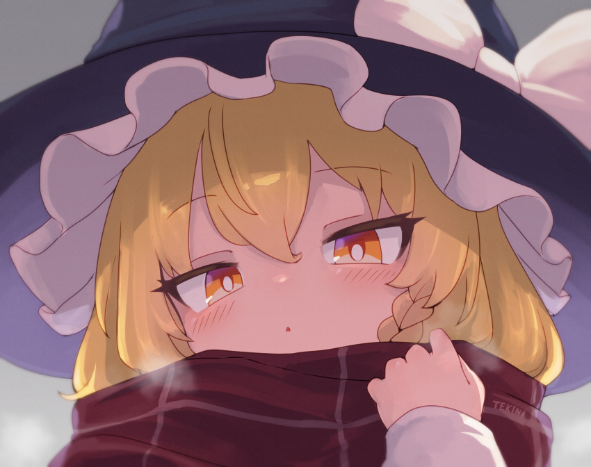 1girl absurdres artist_name blonde_hair blush bow braid bright_pupils enpera gradient_background grey_background hair_between_eyes hat hat_bow hat_ornament head_tilt highres kirisame_marisa long_sleeves looking_at_viewer mountain_of_faith portrait red_scarf scarf solo tekina_(chmr) touhou white_bow white_pupils witch witch_hat