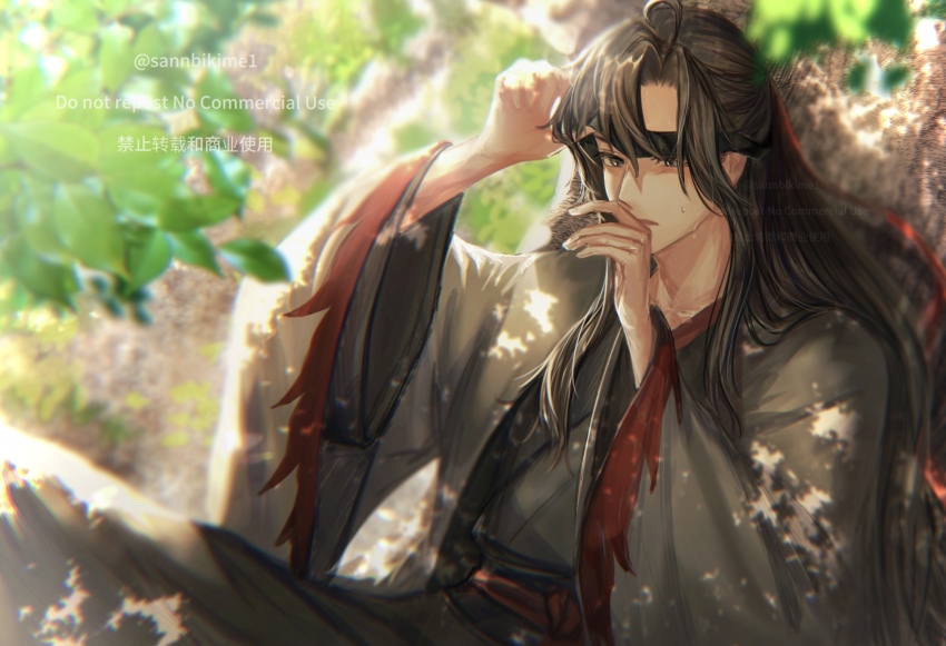 1boy black_hair black_hanfu black_robe blindfold blindfold_lift blurry blurry_background brown_eyes chinese_clothes coat dappled_sunlight day depth_of_field grey_coat hair_down hair_ribbon half_updo hand_on_own_face hand_up hanfu highres in_tree leaf long_hair long_sleeves looking_at_viewer male_focus modao_zushi official_alternate_costume official_alternate_hairstyle outdoors rateitigo red_ribbon ribbon robe sidelocks sitting solo sunlight sweat sweatdrop tree twitter_username upper_body very_long_hair watermark wei_wuxian wei_wuxian_(yiling_laozu) wide_sleeves