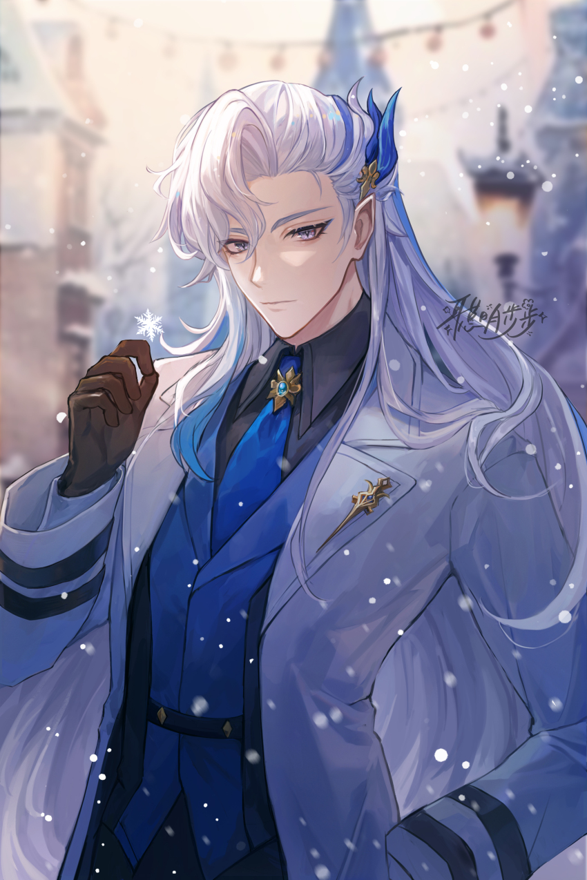 1boy absurdres black_shirt blue_brooch blue_hair blurry blurry_background brooch coat collared_shirt genshin_impact gloves hair_between_eyes hair_ornament highres jewelry kongmingbubu long_hair long_sleeves looking_at_viewer male_focus multicolored_hair neuvillette_(genshin_impact) purple_eyes shirt signature snow solo streaked_hair town upper_body white_coat white_hair