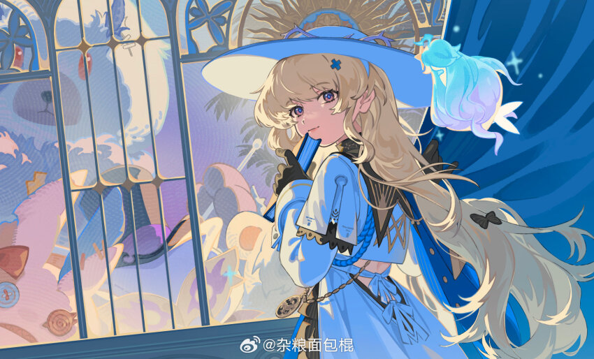 1girl black_gloves blonde_hair blue_pupils book chinese_commentary closed_mouth commentary_request favilia from_behind gloves hair_ornament hat highres holding holding_book indoors light_smile long_hair long_sleeves looking_at_viewer phoebe_(wuthering_waves) shirt solo tacet_discord_(wuthering_waves) upper_body white_hat white_shirt wuthering_waves x_hair_ornament