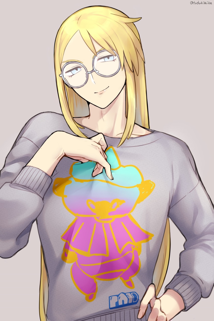 1boy alternate_costume avery_(pokemon) blonde_hair blue_eyes character_print closed_mouth commentary_request eyelashes galarian_slowking glasses grey_background grey_sweater hand_on_own_hip hand_up highres long_hair looking_at_viewer male_focus nintendo pokemon pokemon_swsh round_eyewear simple_background smile solo sweater tudurimike twitter_username upper_body