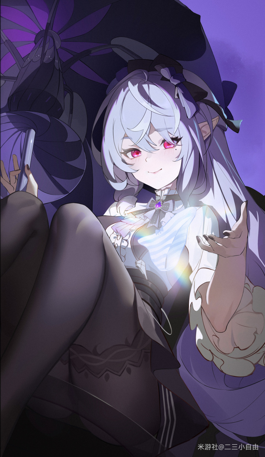 1girl absurdres ascot black_nails black_pantyhose bow bowtie center_frills deliaoqingquedebing_sty frills gem hairband highres holding holding_umbrella long_hair looking_at_viewer mole mole_under_eye pantyhose patterned_legwear pointy_ears purple_ascot purple_background purple_bow purple_bowtie purple_gemstone purple_hair purple_hairband purple_umbrella red_eyes shrug_(clothing) smile umbrella vivian_banshee white_shrug zenless_zone_zero