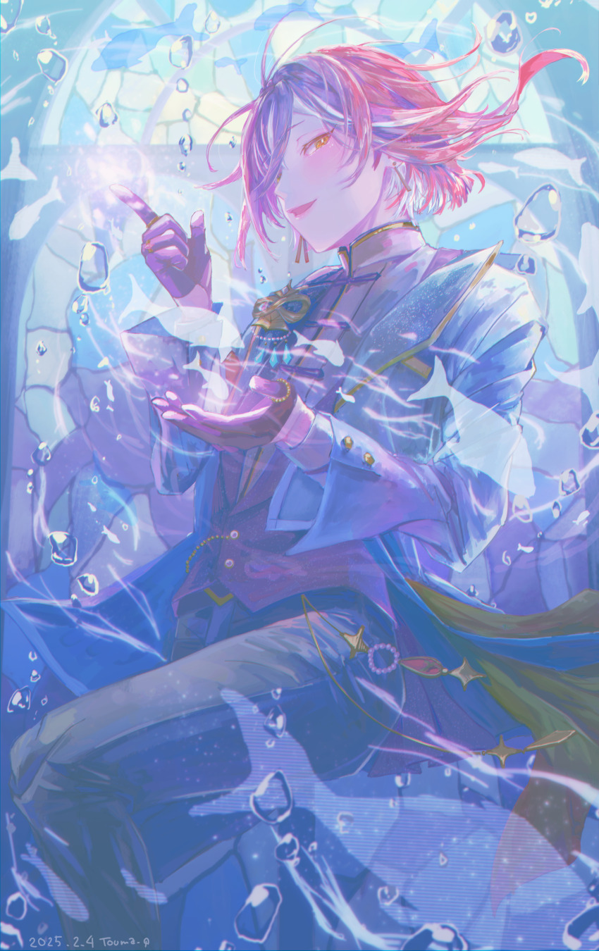 1boy absurdres black_gloves black_pants black_vest bubble covering_one_eye ensemble_stars! gloves glowing gold_ring hair_between_eyes hair_over_one_eye highres index_finger_raised jacket looking_at_viewer medium_hair multicolored_hair pants red_hair sakasaki_natsume smile solo streaked_hair toumanura underwater vest water water_drop white_jacket yellow_eyes