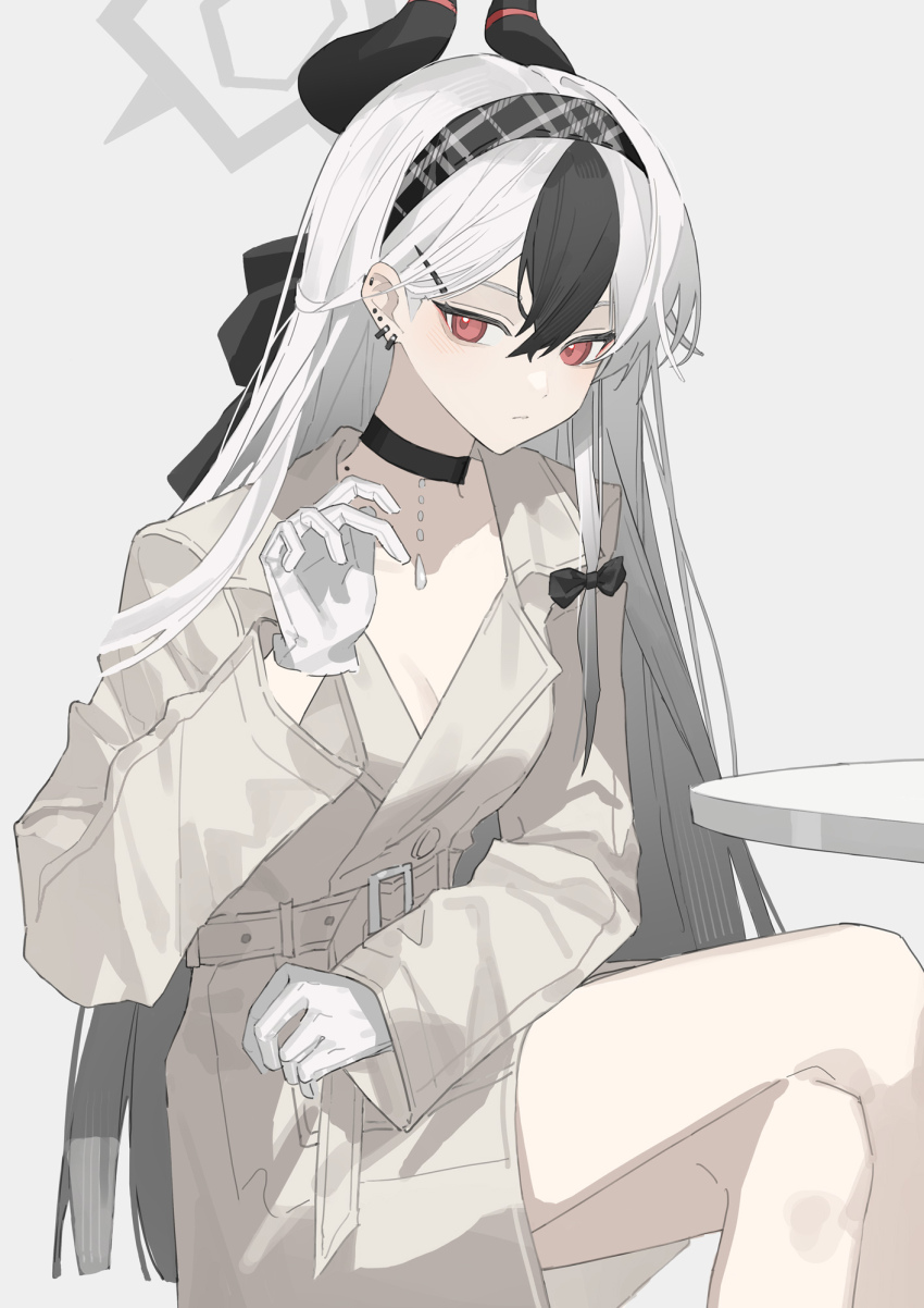 1girl alternate_costume black_choker black_horns blue_archive choker demon_horns diamond_necklace ear_piercing grey_background grey_halo halo highres horns kayoko_(blue_archive) mole mole_on_neck multicolored_hair piercing solo two-tone_hair vennie