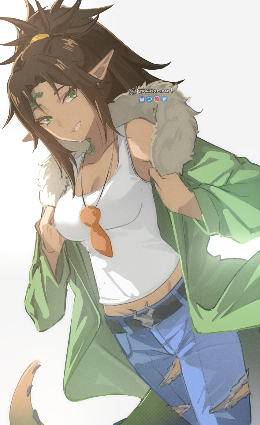 1girl absurdres belt black_belt blue_pants breasts brown_hair cleavage coat commentary cowboy_shot dark-skinned_female dark_skin denim dutch_angle fur-trimmed_coat fur_trim green_coat green_eyes green_scales highres isshun_de_chiryou_shiteita_noni_yakutatazu_to_tsuihou_sareta_tensai_chiyushi_yami_healer_toshite_tanoshiku_ikiru jeans jewelry knowname large_breasts long_hair looking_at_viewer midriff necklace open_mouth pants pointy_ears ponytail reptile_girl scales sharp_teeth simple_background smile solo tail tank_top teeth torn_clothes torn_jeans torn_pants twitter_username white_background white_tank_top zophia_(yami_healer)